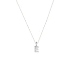 Zarte Silberhalskette mit funkelndem Charm Letter E aus Zirkonia.