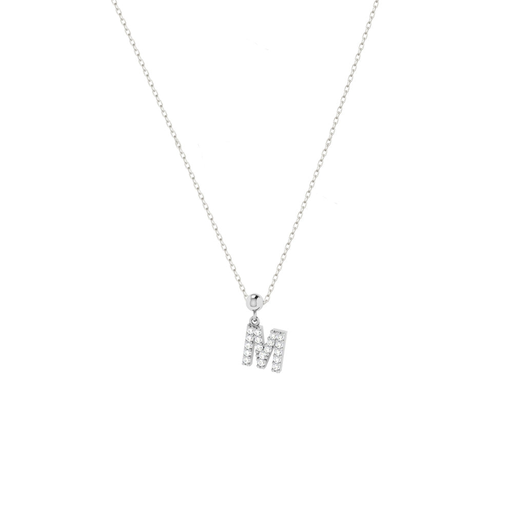 Zarte Silberhalskette mit funkelndem Charm Letter M aus Zirkonia.