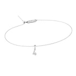 Zartes Silberarmband mit kleinem Charm Number 4 und Zirkonia-Steinen.