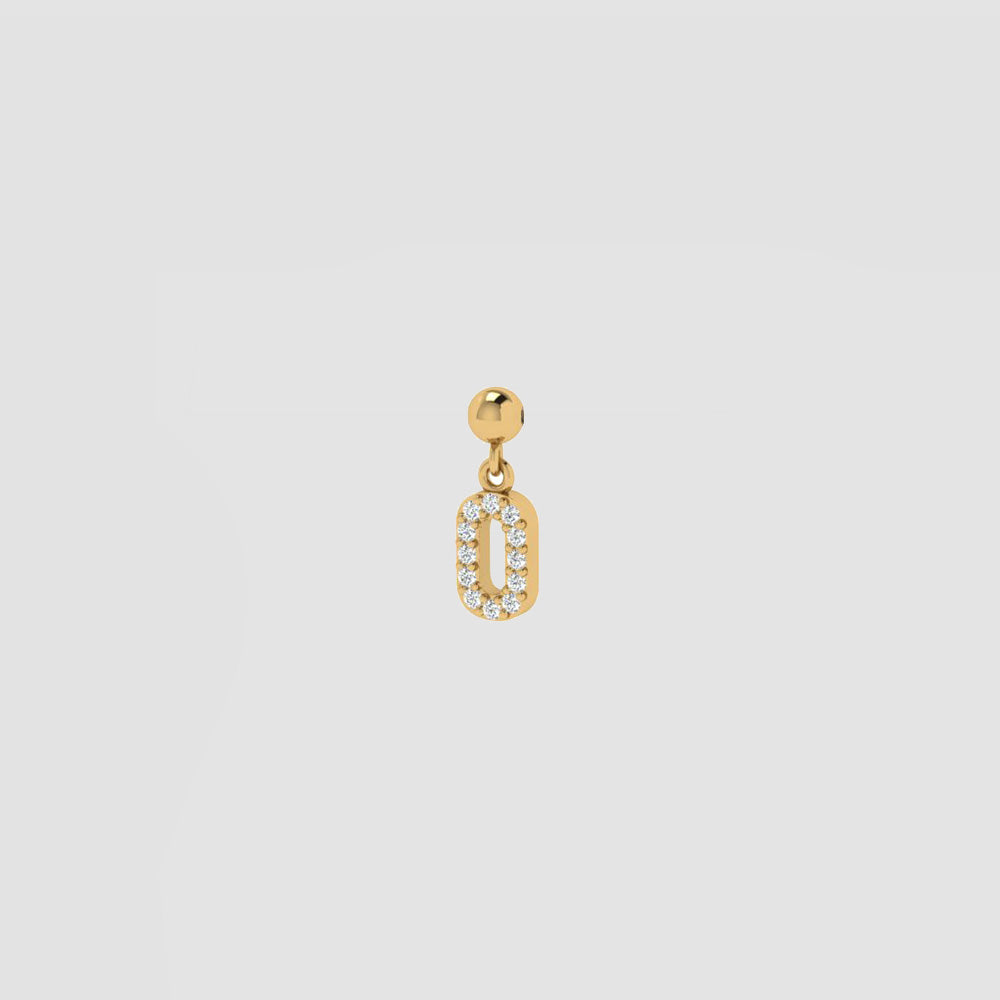 Goldener Charm Numbers Anhänger Zahl 0 mit weißen Zirkonia auf hellem Hintergrund.