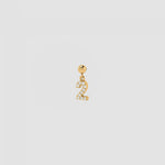 Goldener Charm Numbers Anhänger Zahl 2 mit weißen Zirkonia auf hellem Hintergrund.