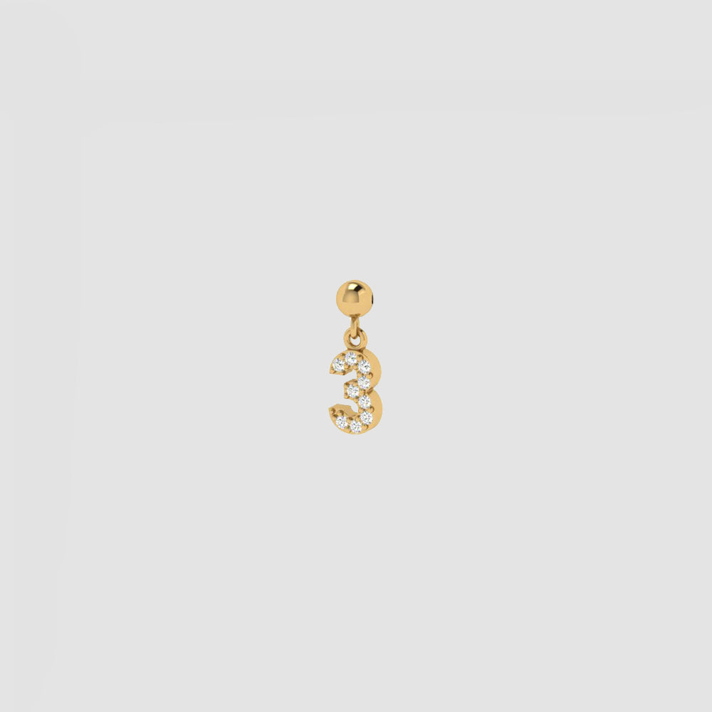 Goldener Charm Numbers Anhänger Zahl 3 mit weißen Zirkonia auf hellem Hintergrund.