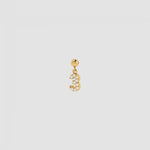 Goldener Charm Numbers Anhänger Zahl 3 mit weißen Zirkonia auf hellem Hintergrund.