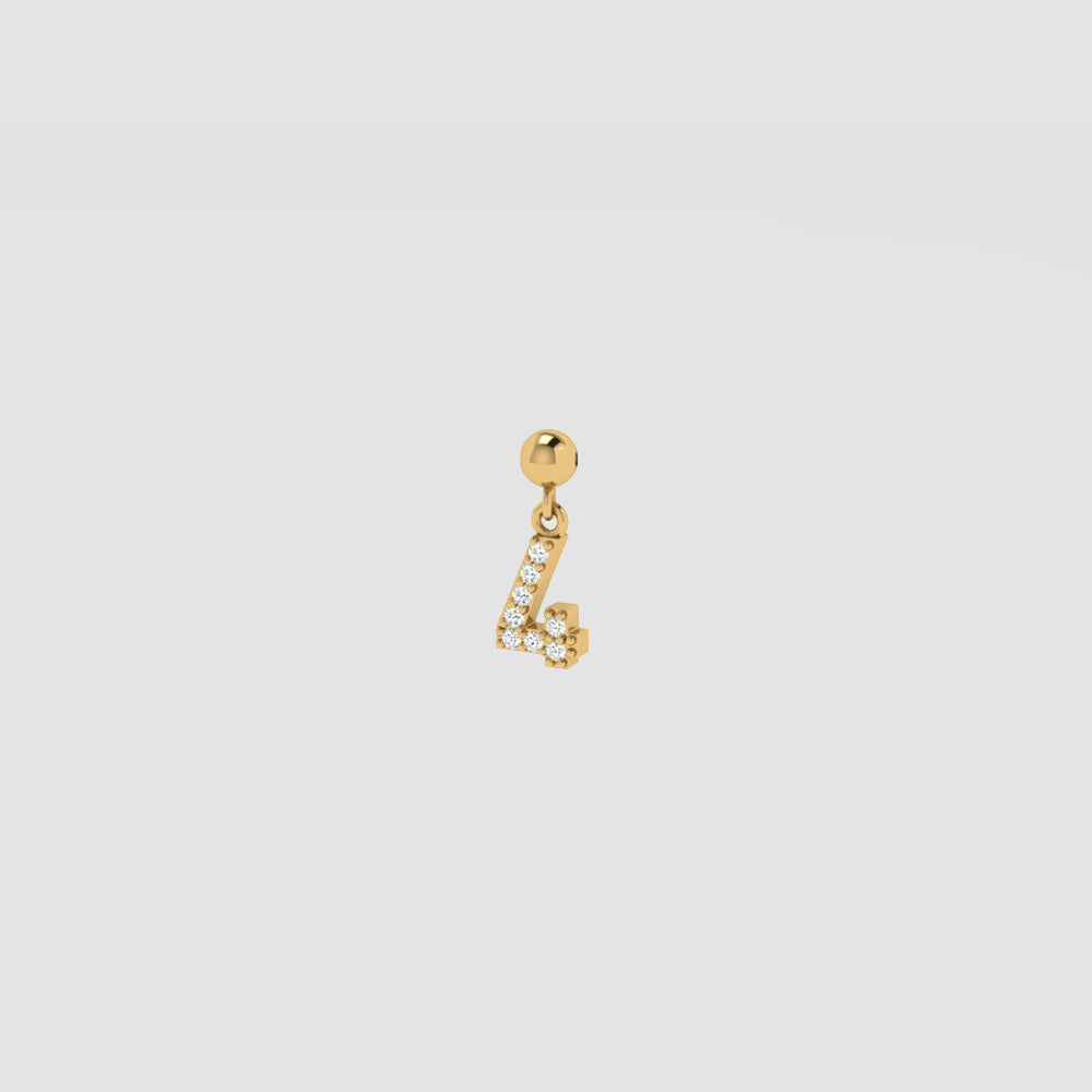 Goldener Charm Numbers Anhänger Zahl 4 mit weißen Zirkonia auf hellem Hintergrund.