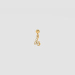 Goldener Charm Numbers Anhänger Zahl 4 mit weißen Zirkonia auf hellem Hintergrund.