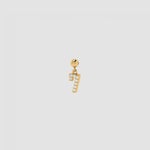 Goldener Charm Numbers Anhänger Zahl 7 mit weißen Zirkonia auf hellem Hintergrund.