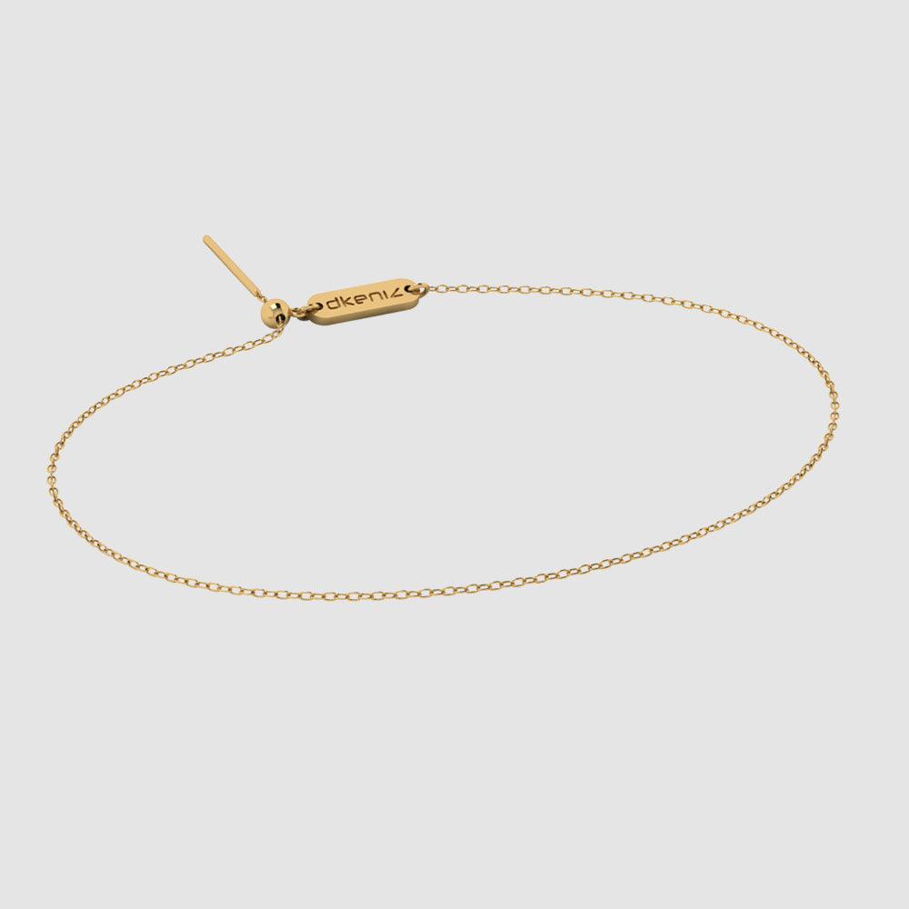 Charm Single Armband in Gold mit feiner Kette und graviertem Dkeniz Logo-Charm.