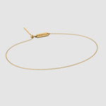 Charm Single Armband in Gold mit feiner Kette und graviertem Dkeniz Logo-Charm.