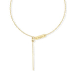 Detail Zugverschluss der goldenen Charm Single Halskette mit Dkeniz Logo-Plakette.