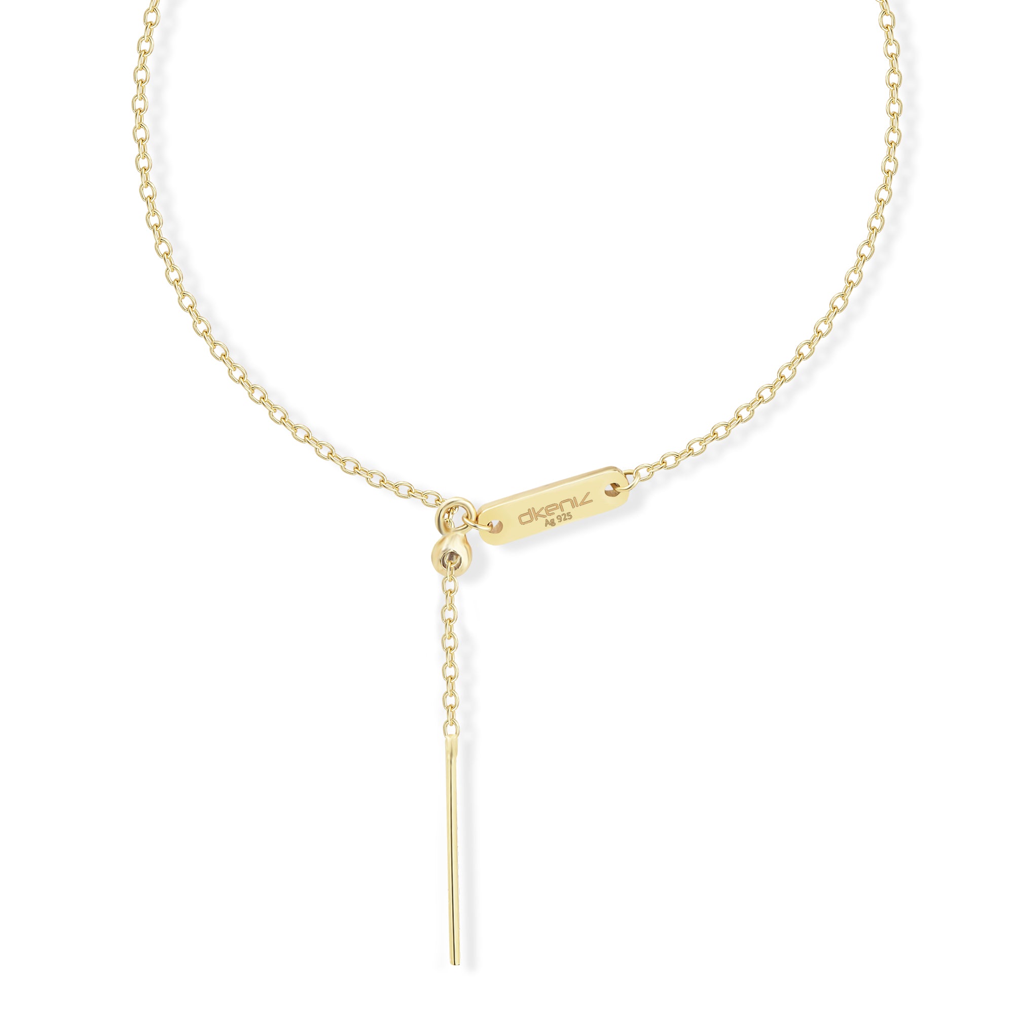 Detail Zugverschluss der goldenen Charm Single Halskette mit Dkeniz Logo-Plakette.