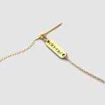 Detailansicht Zugverschluss der goldenen Charm Single Halskette mit Dkeniz Logo.