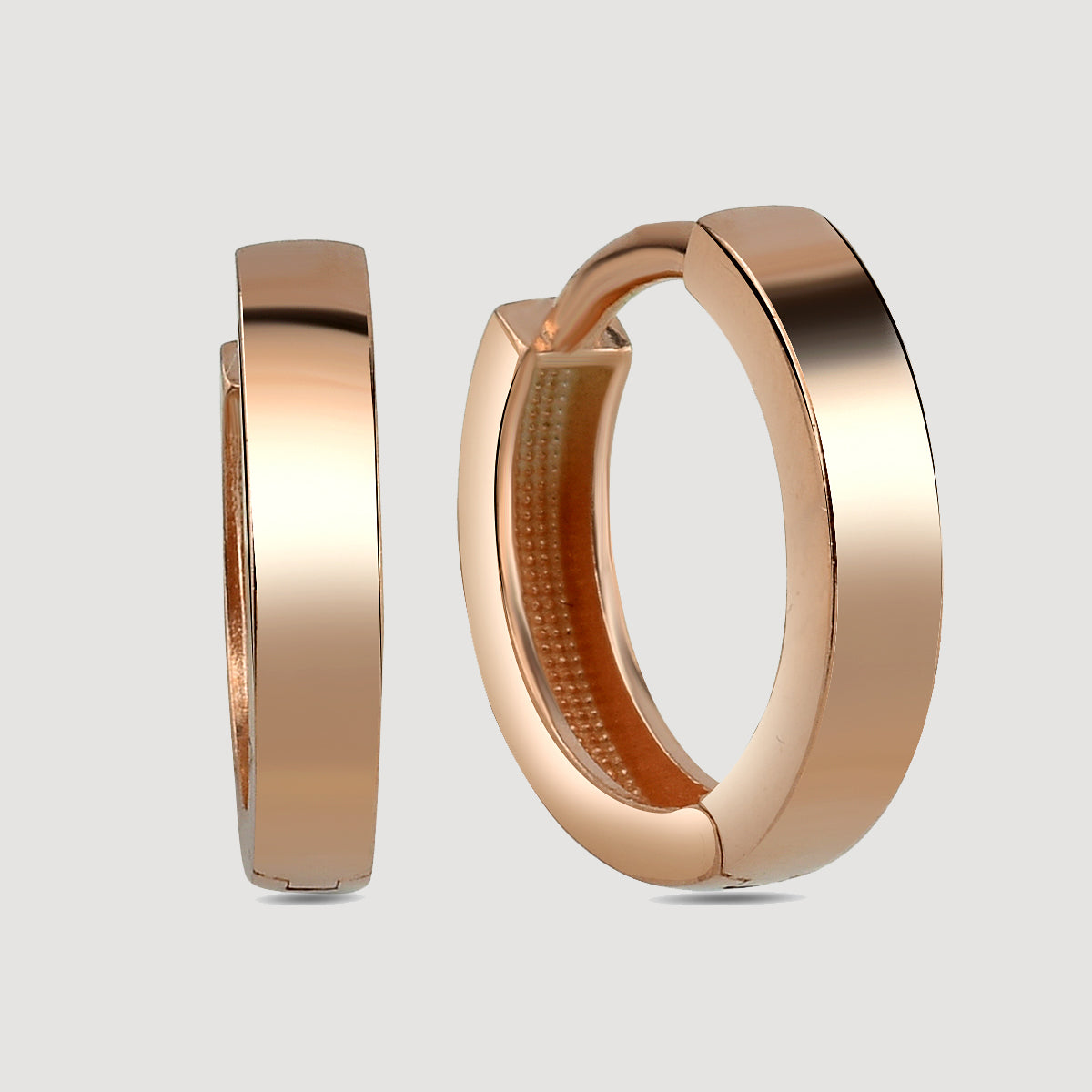 Classic S Creolen rosévergoldet aus 925 Sterling Silber, freigestellt auf grauem Hintergrund.