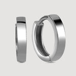 Classic S Creolen aus hochglanzpoliertem 925 Silber, freigestellt auf hellem Hintergrund.