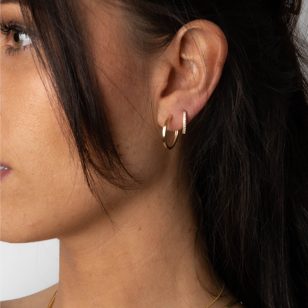 Sideview: Classy Hoops L Creolen Gold im Ear-Stack – glänzende Creole mit Clipverschluss, alltagstauglich.