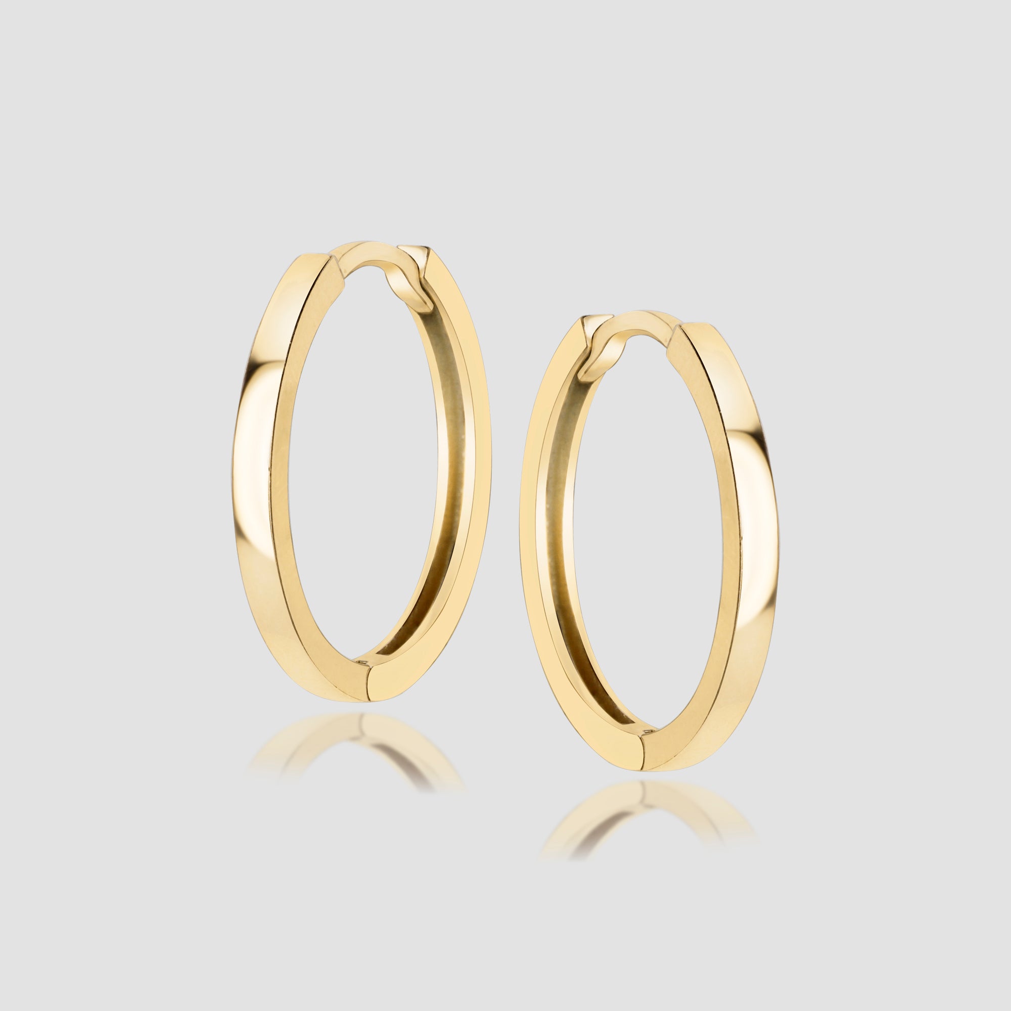 Packshot: Classy Hoops L Creolen Gold (14K vergoldet) als Paar, hochglänzend, minimalistisches Design.