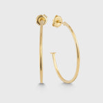 Goldene Classic Thin L Creolen aus 925 Silber, 14K vergoldet – Paar vor hellem Hintergrund.