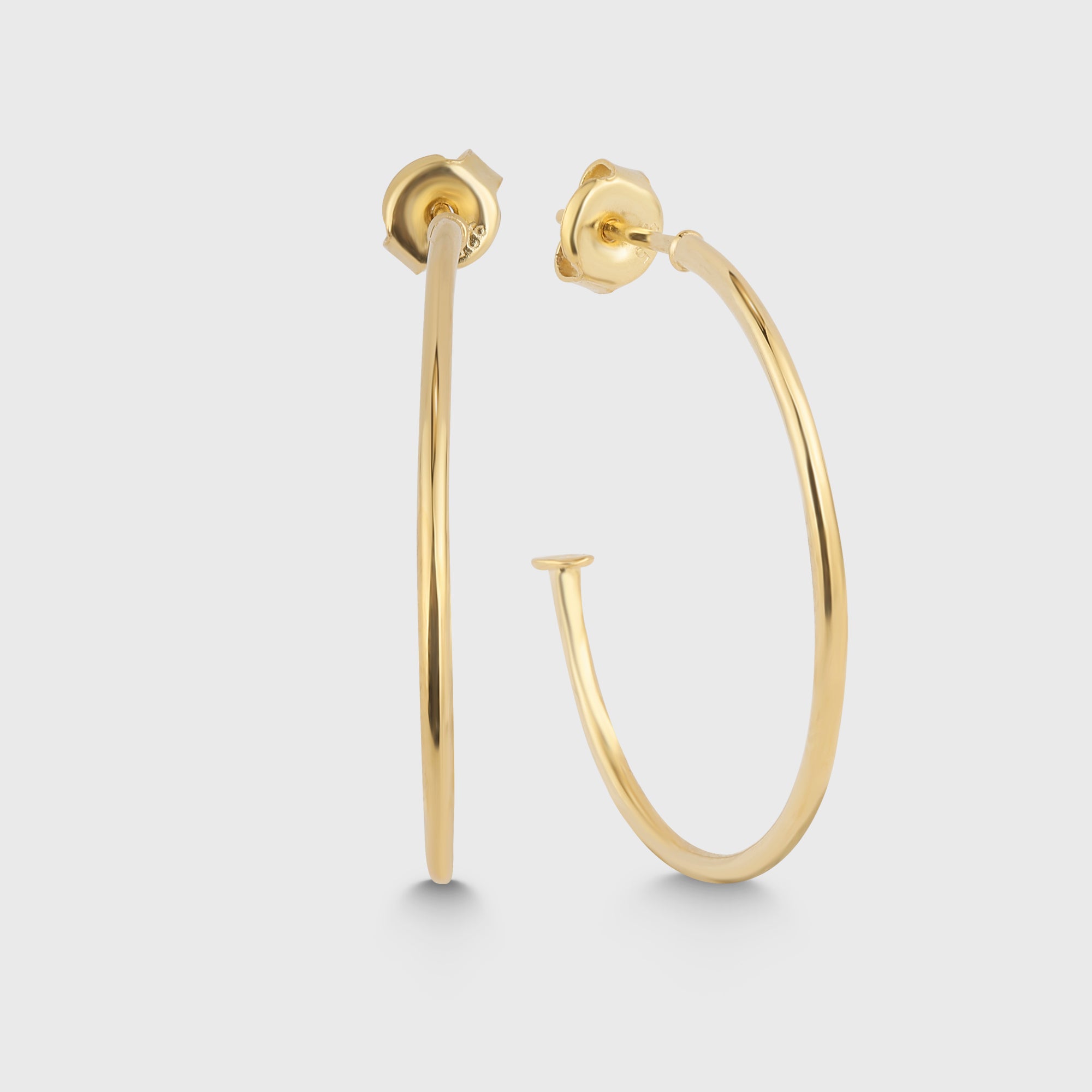 Goldene Classic Thin L Creolen aus 925 Silber, 14K vergoldet – Paar vor hellem Hintergrund.