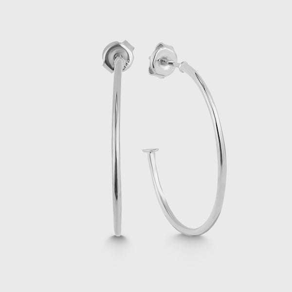 Silberne Classic Thin L Creolen aus 925 Sterling Silber – Paar vor hellem Hintergrund.