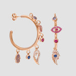 Rosévergoldete Creolen mit bunten Zirkonia und Symbol-Anhängern Auge, Hamsa und Flügel von Dkeniz.