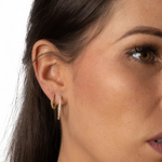 Creolen ONE Line Pave L Gold im Styling am Ohr – dezentes Funkeln mit Zirkonia-Steinen.