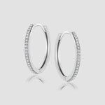 Silberne Creolen ONE Line Pavé L mit weißen Zirkonia-Steinen, Paar auf hellem Hintergrund.