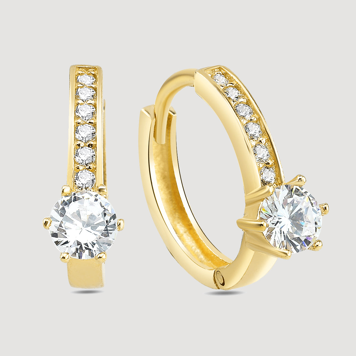 Produktbild freigestellt: Creolen Shiny Solitaire in Gold – 925 Silber 14K vergoldet mit Zirkonia-Steinen und Solitaire-Anhänger.