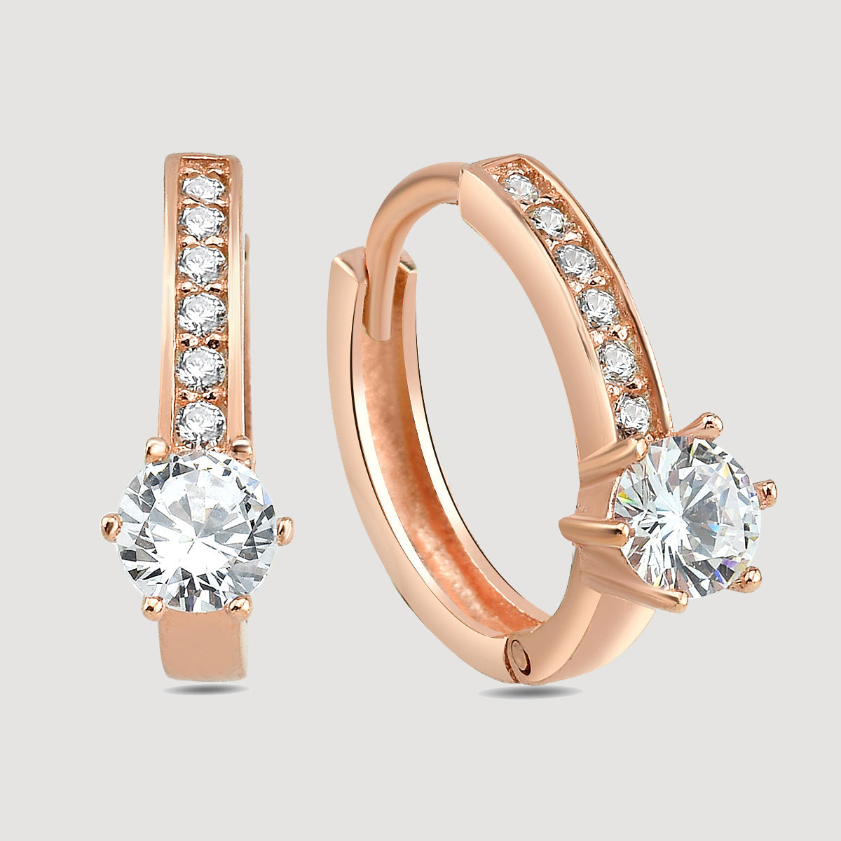 Creolen Shiny Solitaire in Roségold mit weißem Zirkonia und zarter Zirkonia-Reihe vorne.