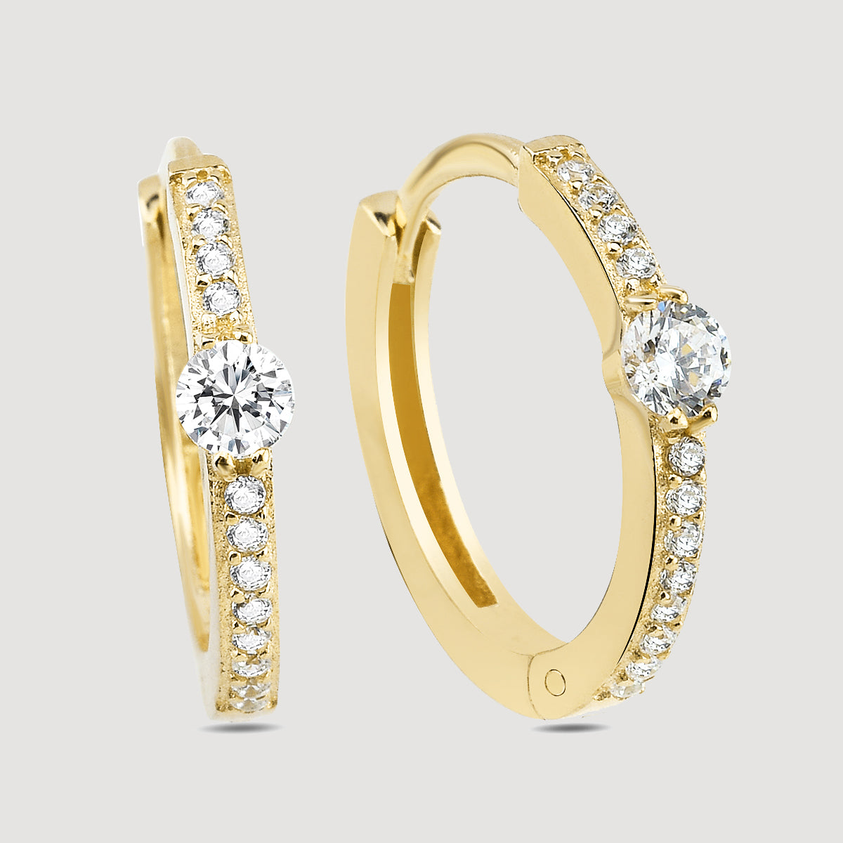 Produktbild: Creolen Solitaire Pavé Gold mit Zirkonia – 14K vergoldet, 925 Silber, Klappenverschluss.
