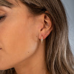 Produktansicht Creolen Solitaire Pavé Rosé mit weißem Zirkonia und Pavé-Fassung.