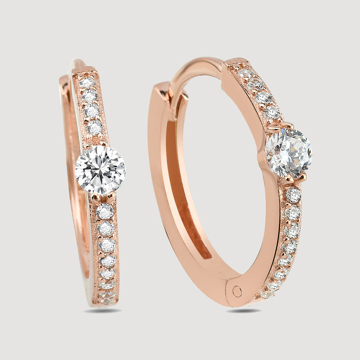 Creolen Solitaire Pavé in Rosévergoldung als dezenter Ohrschmuck bei junger Frau.