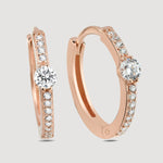 Creolen Solitaire Pavé in Rosévergoldung als dezenter Ohrschmuck bei junger Frau.