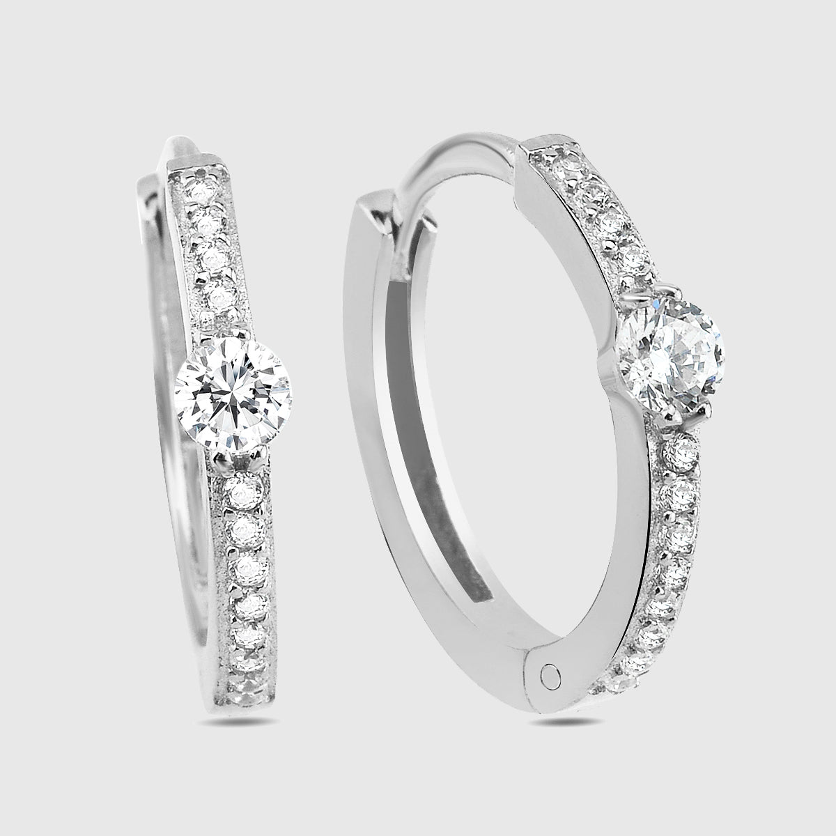 Creolen Solitaire Pavé in Silber mit Zirkonia-Stein, elegante Damen-Creolen von Dkeniz.