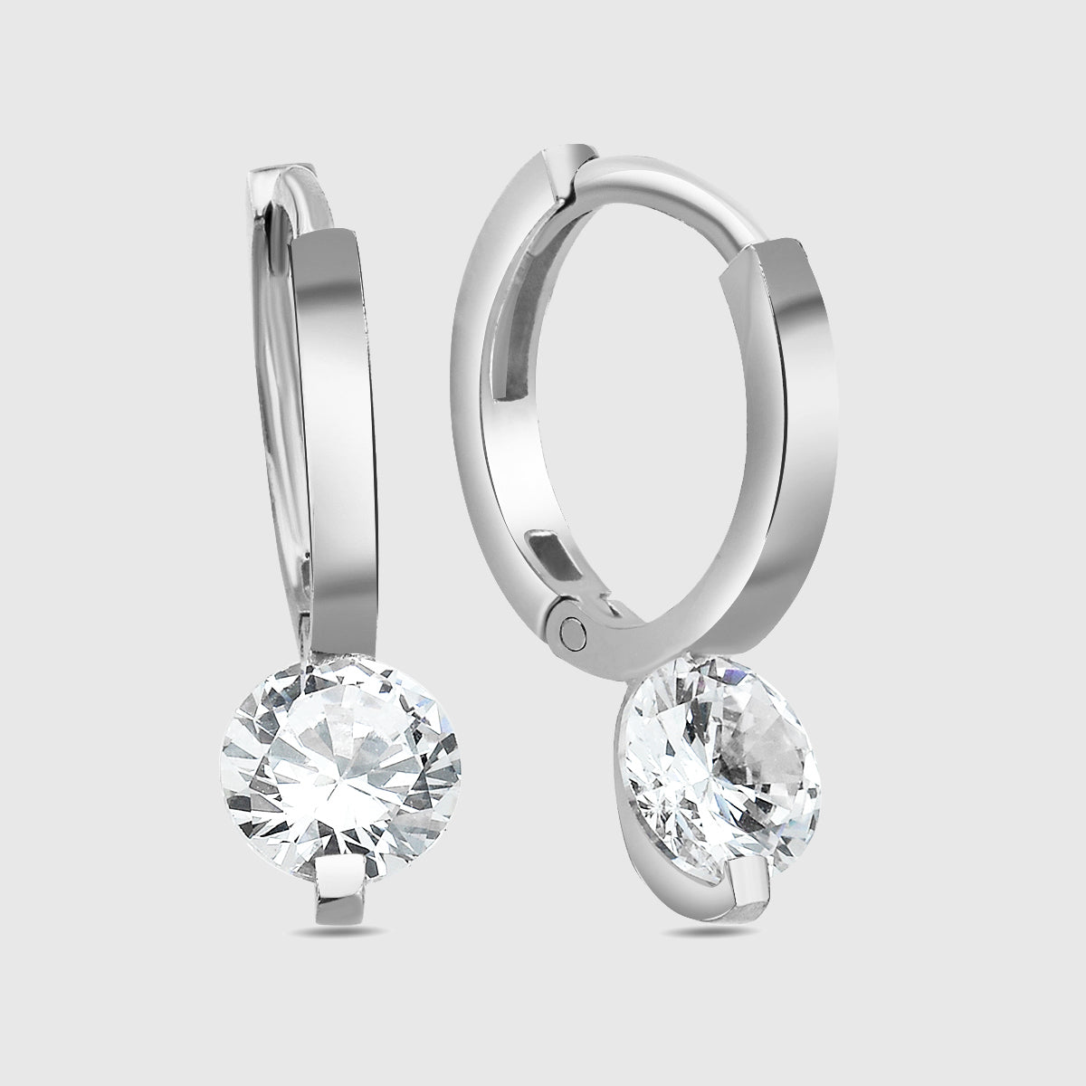 Creolen Solitaire in Silber mit rundem Zirkonia-Stein vor hellem Hintergrund.