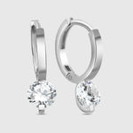 Creolen Solitaire in Silber mit rundem Zirkonia-Stein vor hellem Hintergrund.
