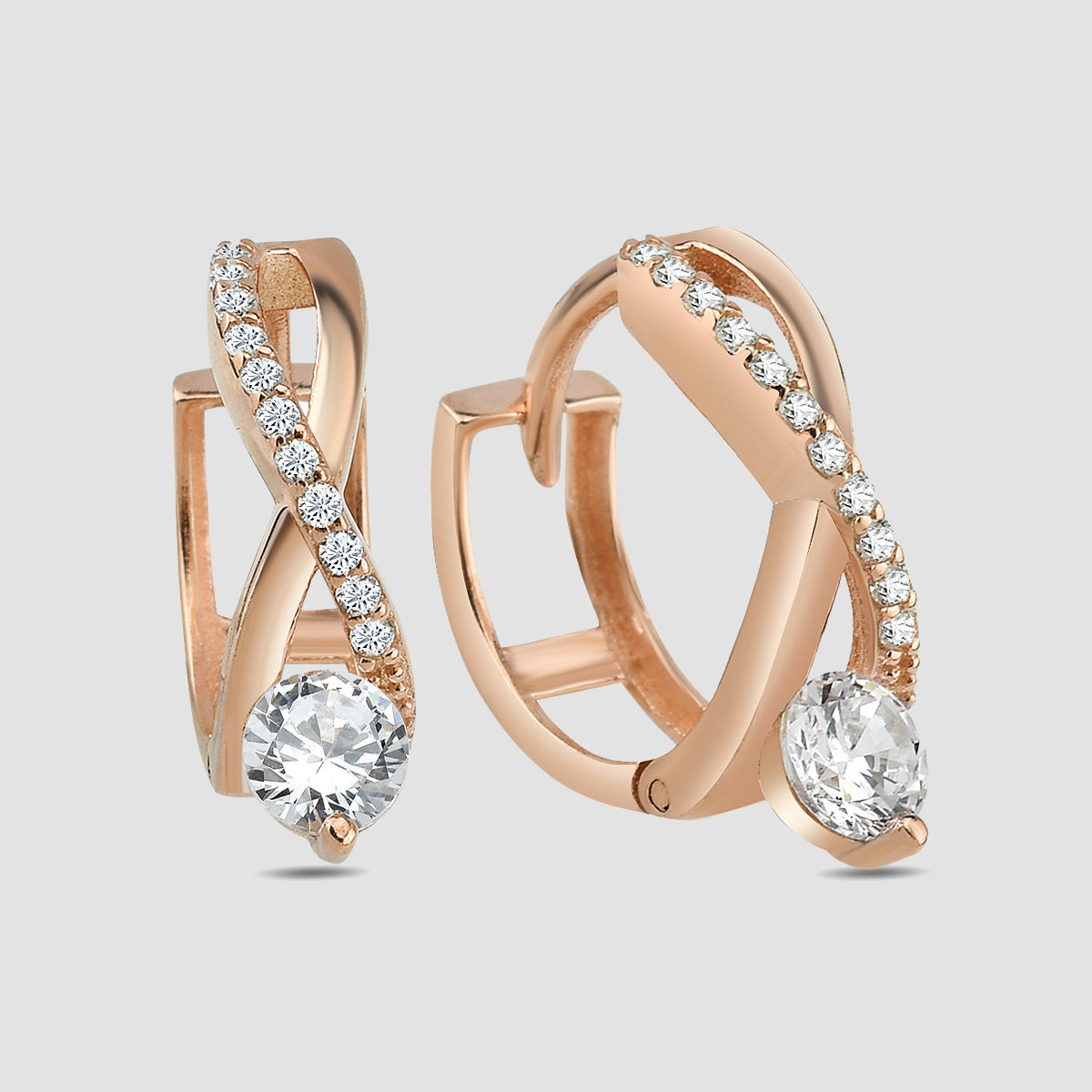 Creolen Unendlichkeit Solitaire rosévergoldet mit Zirkonia auf hellem Hintergrund.