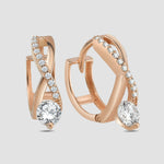 Creolen Unendlichkeit Solitaire rosévergoldet mit Zirkonia auf hellem Hintergrund.