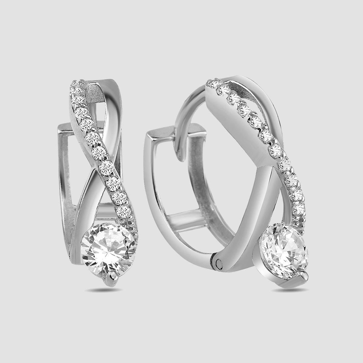 Creolen Unendlichkeit Solitaire in Silber mit weißen Zirkonia auf hellem.