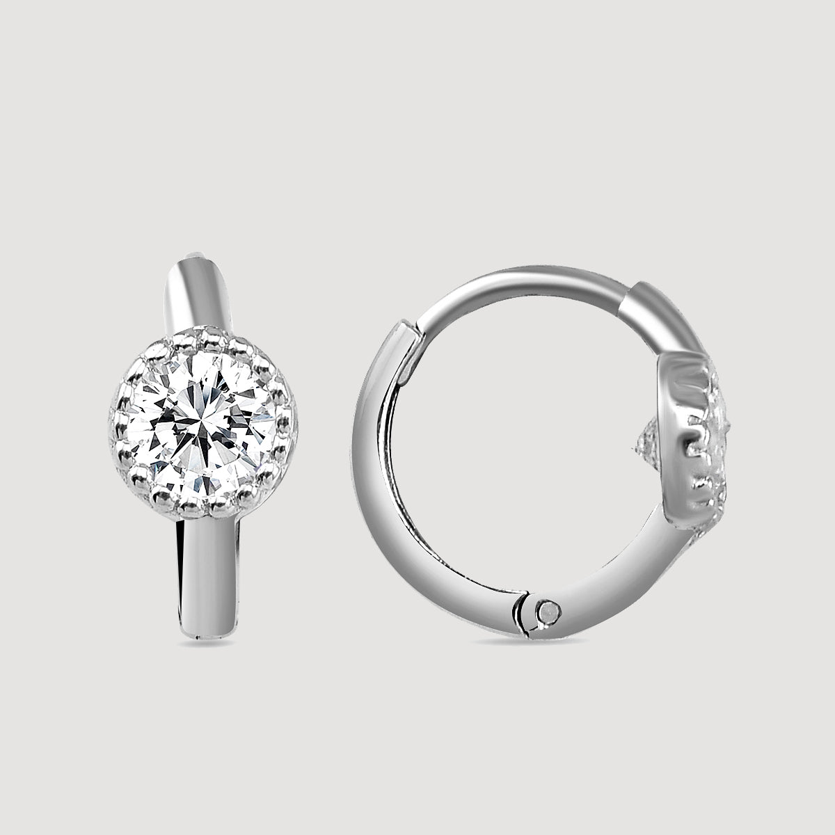 Creolen Zirkonia Classic in Silber mit rundem Zirkonia-Stein auf hellem Hintergrund.