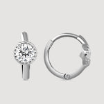 Creolen Zirkonia Classic in Silber mit rundem Zirkonia-Stein auf hellem Hintergrund.