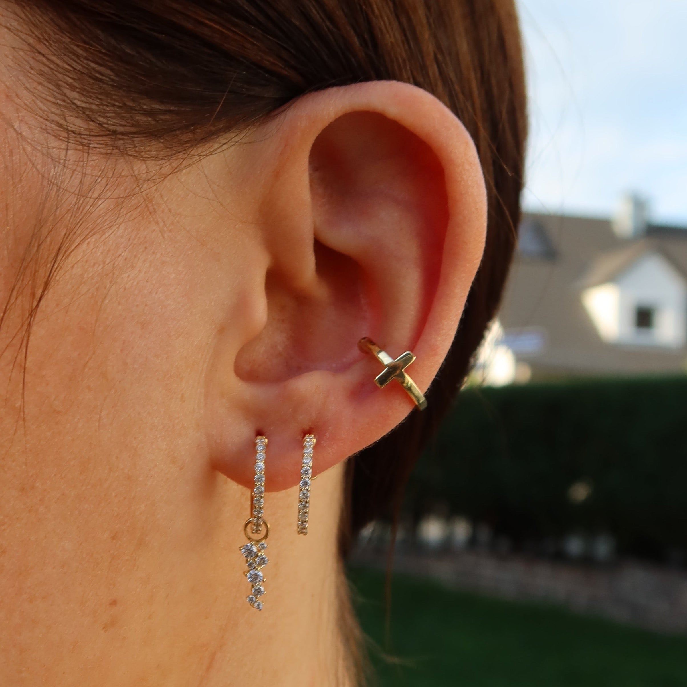 Tragebild: CROSS CLASSIC EAR CUFF Gold am Ohr getragen – minimalistischer Ear Cuff mit Kreuz, wasserfest & nickelfrei.