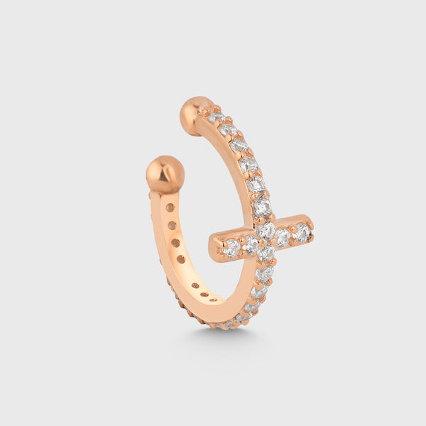 Rosé CROSS PAVE Ear Cuff mit funkelnden Zirkonia-Steinen auf hellem Hintergrund von Dkeniz.