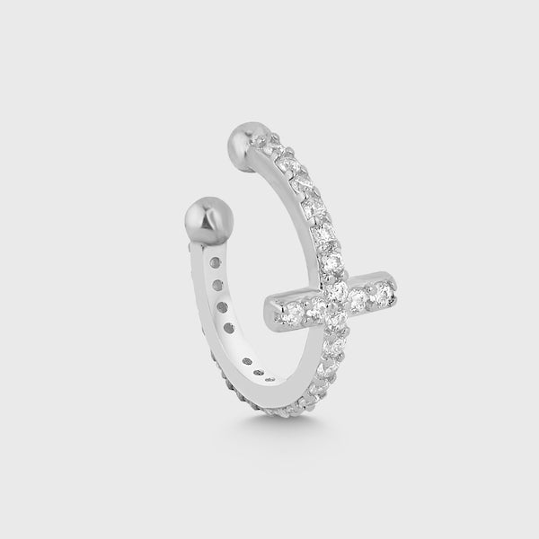 CROSS PAVE EAR CUFF aus 925 Sterling Silber mit funkelnden Zirkonia-Steinen freigestellt.