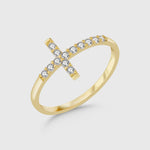 Cross Ring in Gold mit weißen Zirkonia auf hellem Hintergrund, minimalistischer Damenring von Dkeniz.