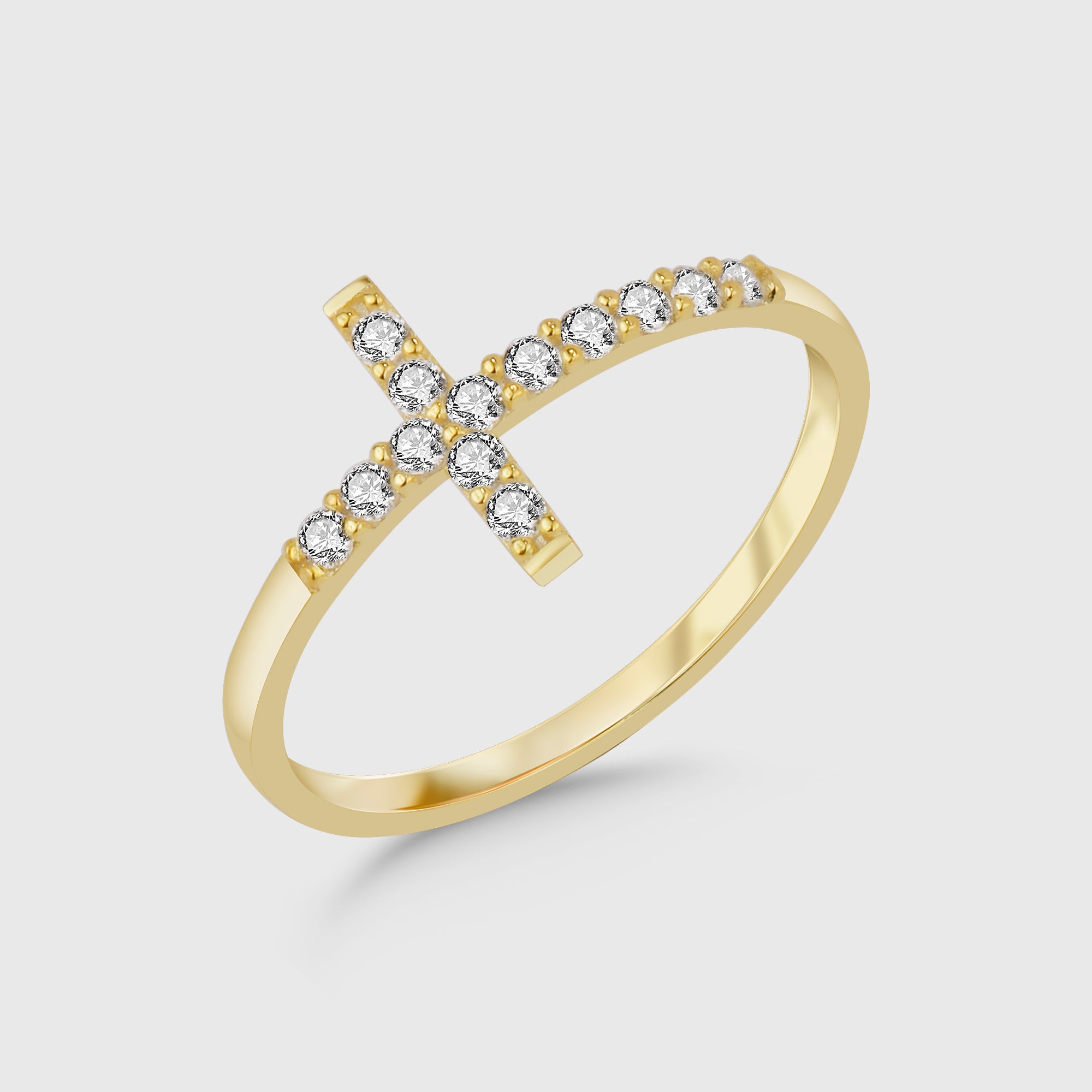 Cross Ring in Gold mit weißen Zirkonia auf hellem Hintergrund, minimalistischer Damenring von Dkeniz.