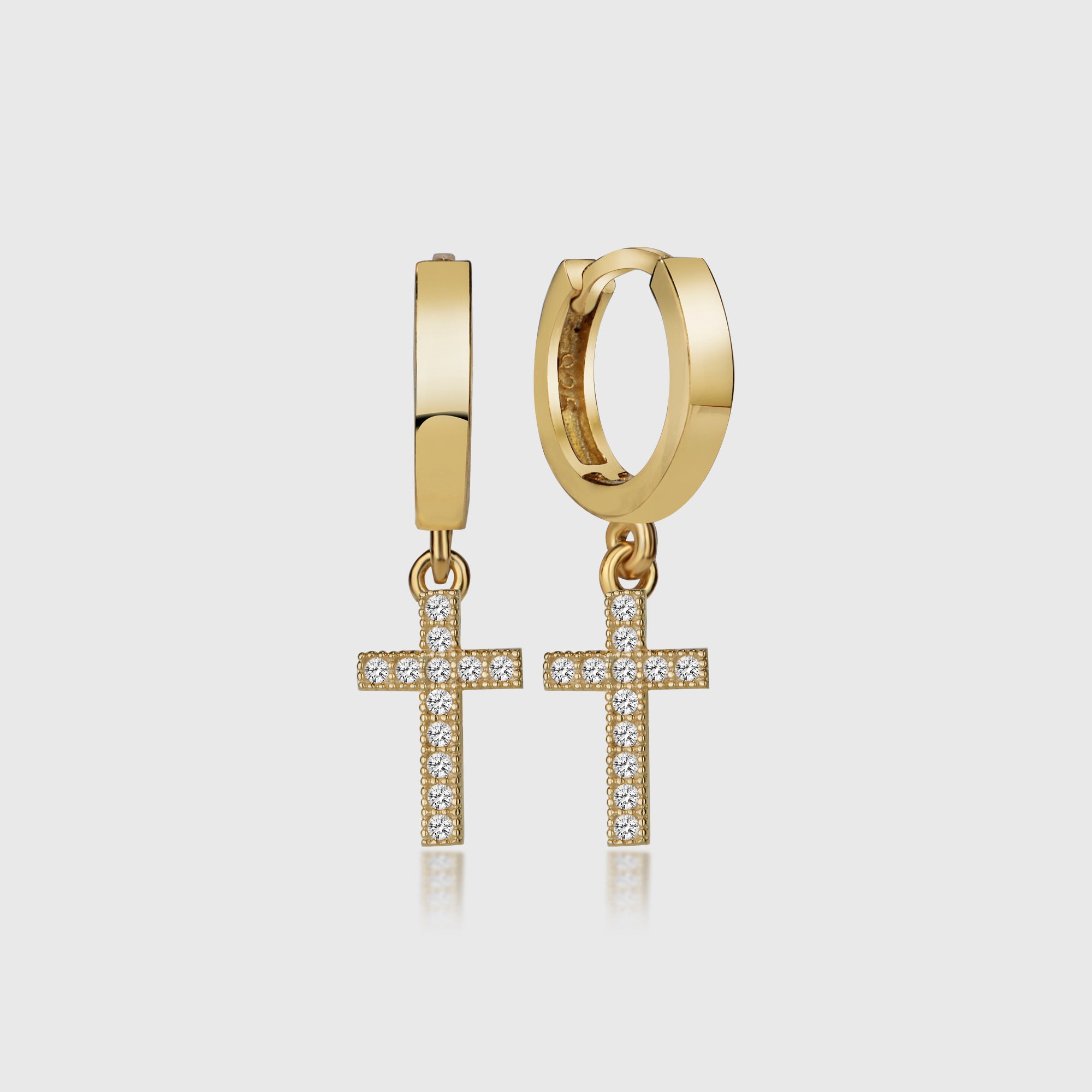 Goldene Cross Zirconia Hugy Ohrringe mit funkelnden Zirkonia-Kreuzanhängern vor hellem Hintergrund.