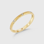 Crush Zirkonia Ring in Gold, eleganter schmaler Ring mit weißen Zirkonia-Steinen von Dkeniz.