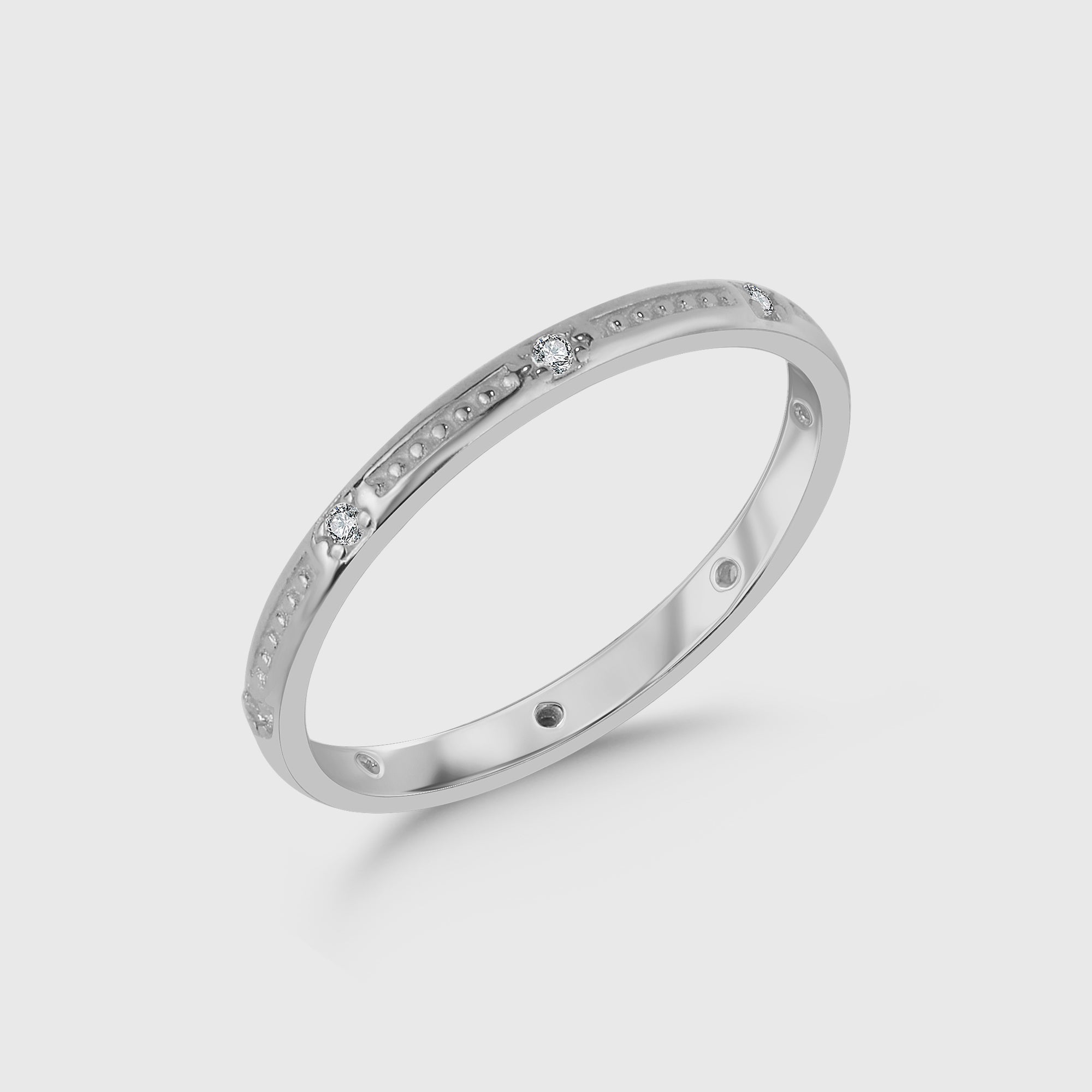 Crush Zirkonia Ring in Silber, schmaler Damenring mit funkelnden weißen Zirkonia-Steinen.