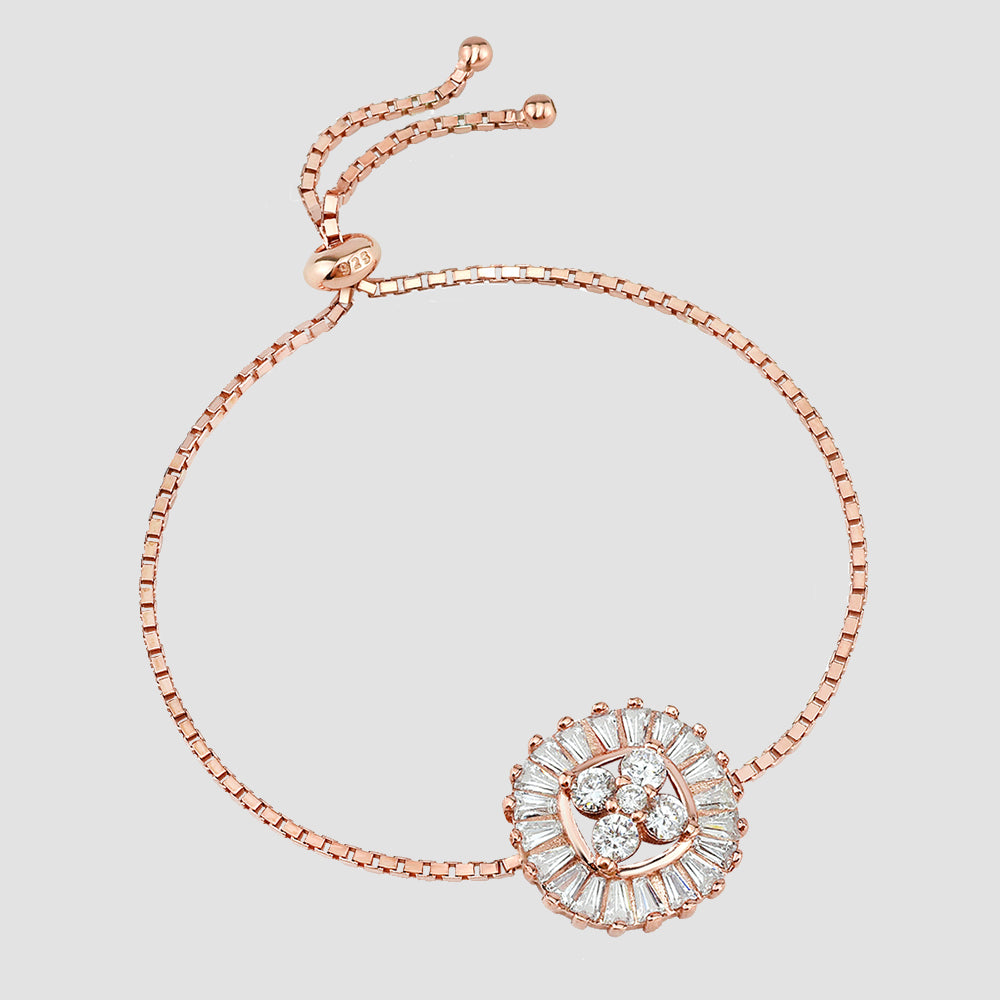 Detailansicht Baguette Flower Rosé Armband: funkelnde Zirkonia-Blume und verstellbare Zugkette.