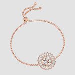Detailansicht Baguette Flower Rosé Armband: funkelnde Zirkonia-Blume und verstellbare Zugkette.