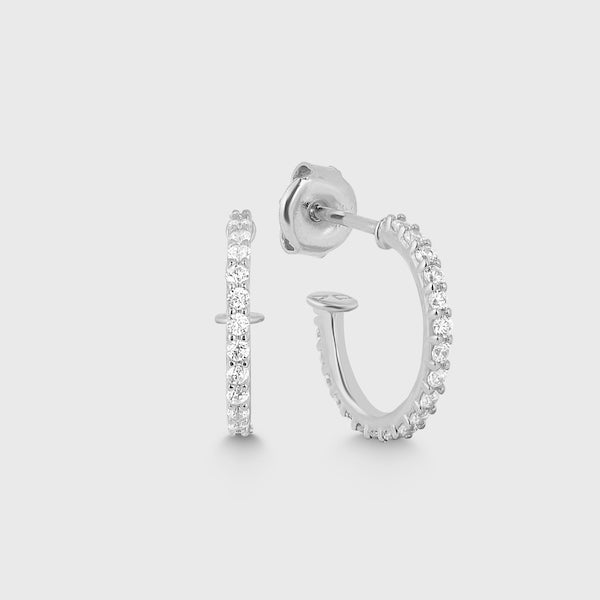 Kleine silberne Zirkonia Creolen HOOP EARRINGS ZIRCONIA THIN S vor hellem Hintergrund.